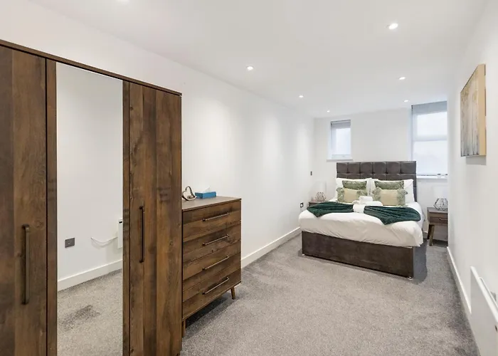 Spacious Luxury Apartment King Bed - Central Location