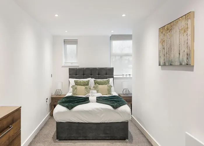 Spacious Luxury Apartment King Bed - Central Location