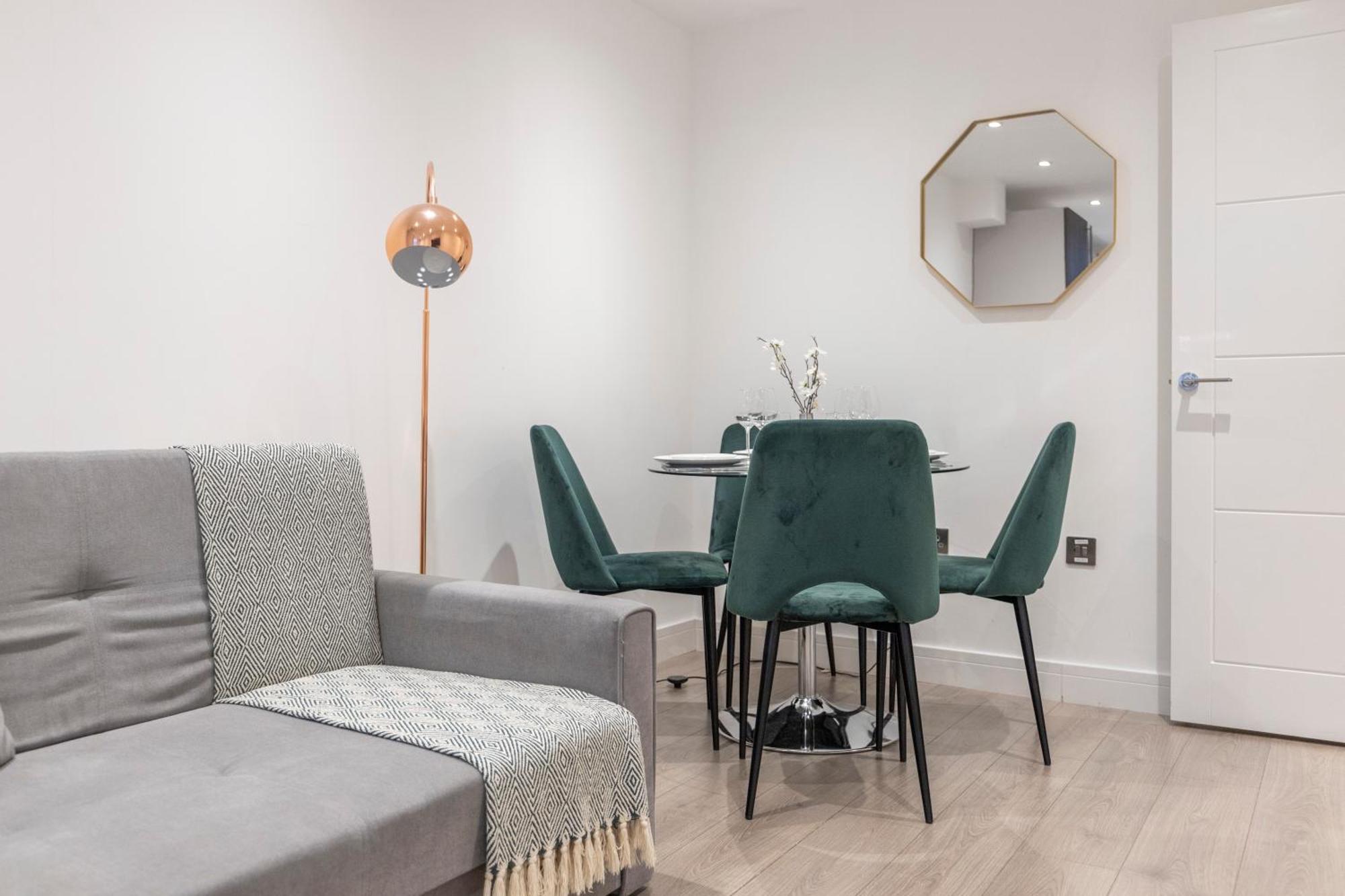 Spacious Luxury King Bed - Location * London