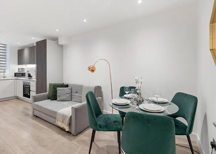 Spacious Luxury Apartment King Bed - Central Location