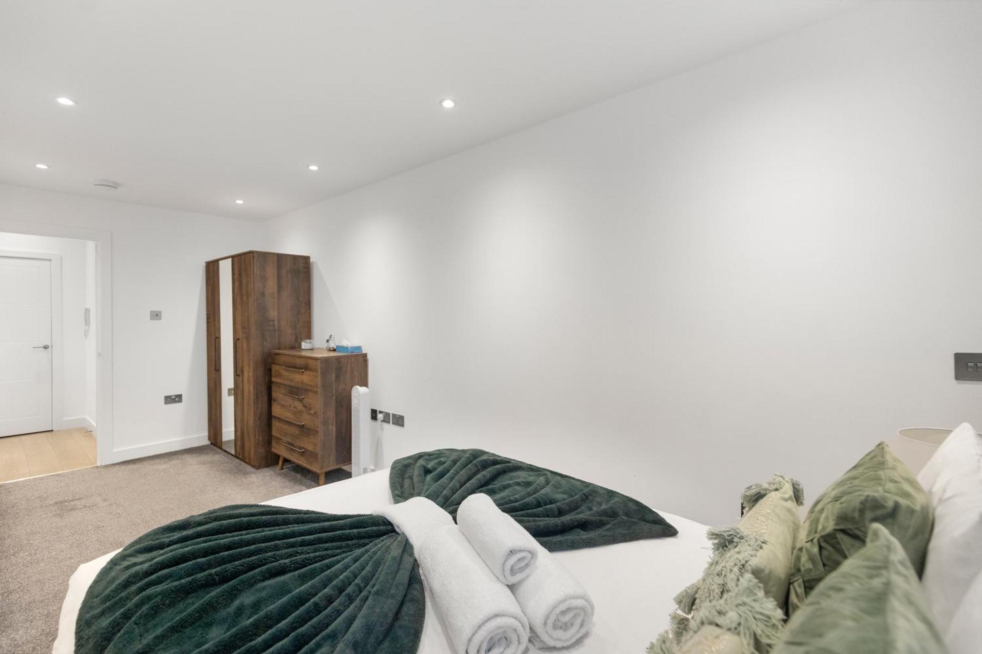 Spacious Luxury King Bed - Location *