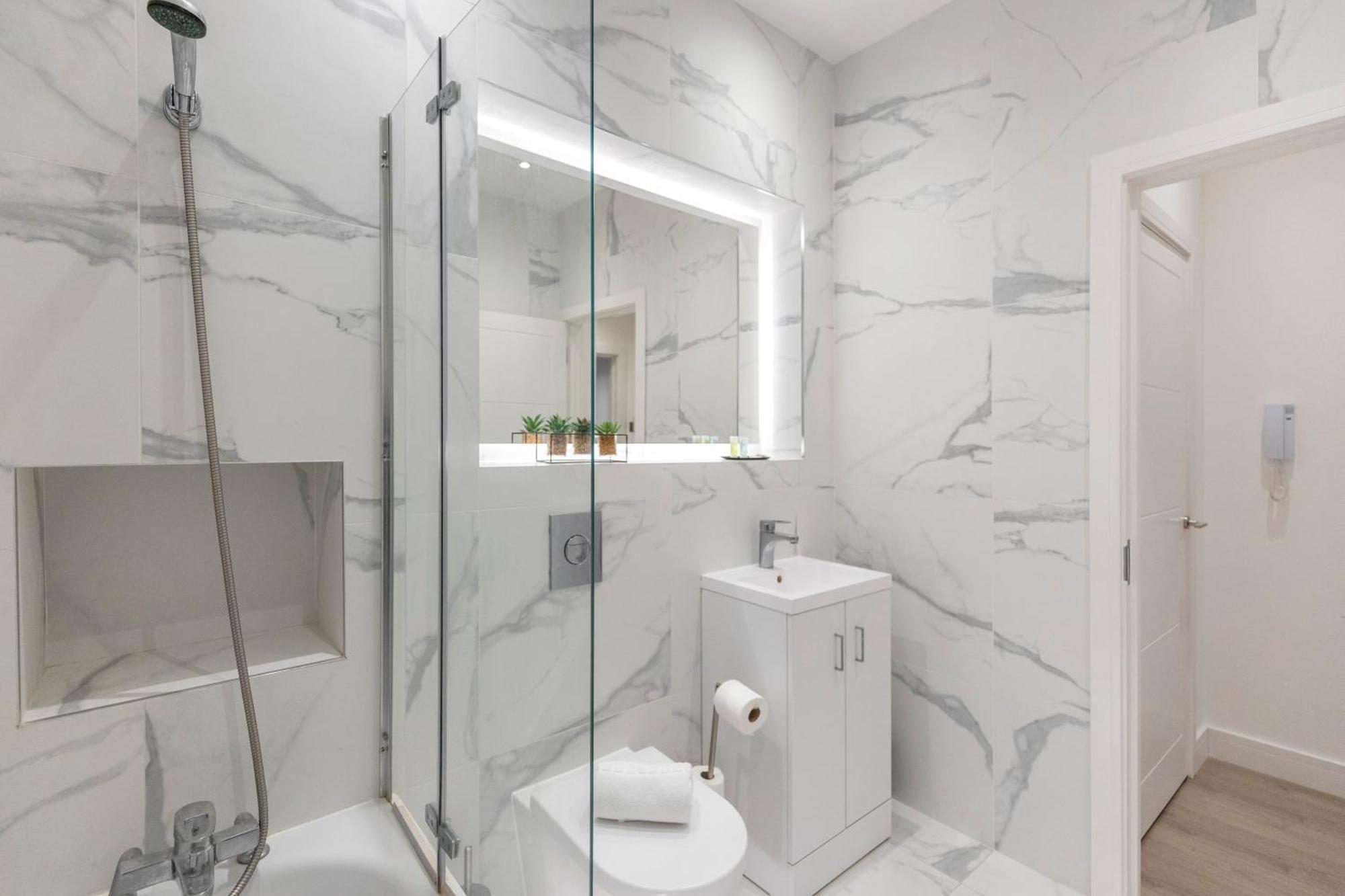 Spacious Luxury King Bed - Location * London